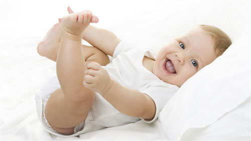 Bébé a cinq mois : Poids, taille et éveil d'un bébé de 5 mois